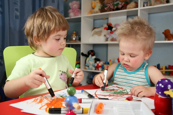 Dvě děti malování — Stock fotografie