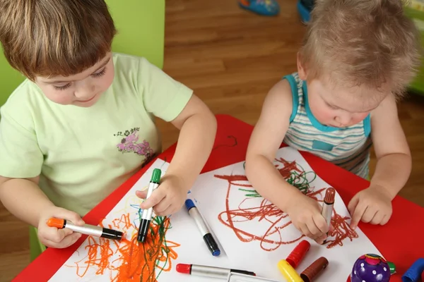 Два ребенка рисуют — стоковое фото