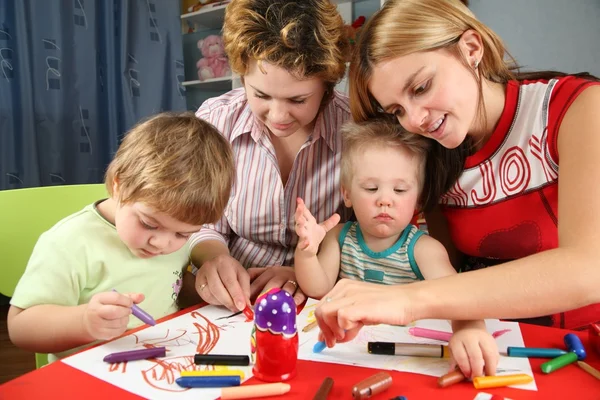 Children painting with his mothers — Stock Photo, Image