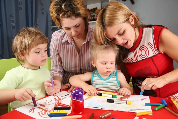 Children painting with his mothers 2 — Stock Photo, Image