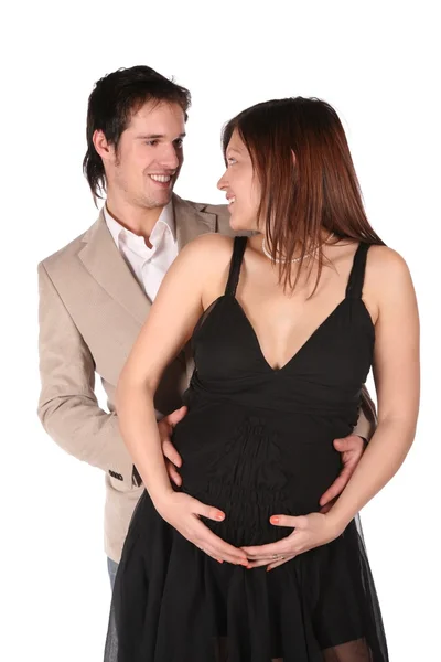 Беременная пара обнимается — стоковое фото