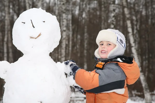 Chlapec dělá sněhulák 2 — Stock fotografie