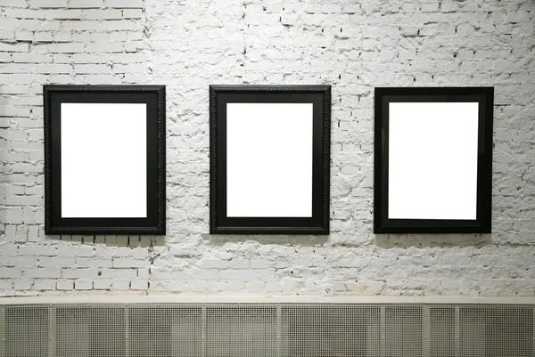 Zwarte frames op witte bakstenen muur — Stockfoto