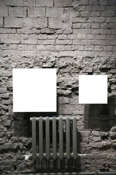 Två tomma ramar på grå tegelvägg — Stockfoto