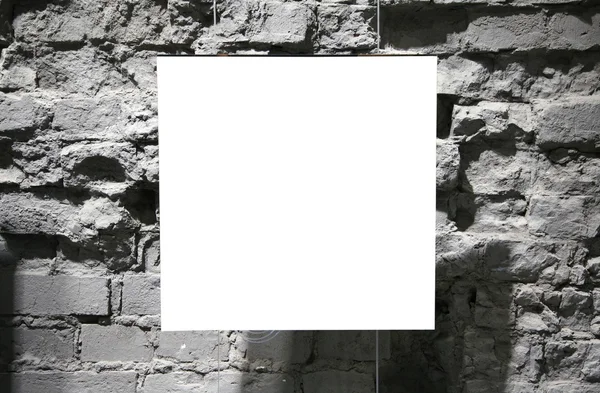 灰色のレンガ壁に空白のフレーム — ストック写真