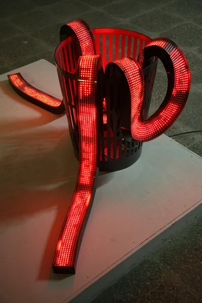 Rotes Leuchtband im Korb — Stockfoto