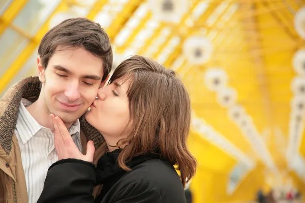 Beijando casal na ponte amarela — Fotografia de Stock