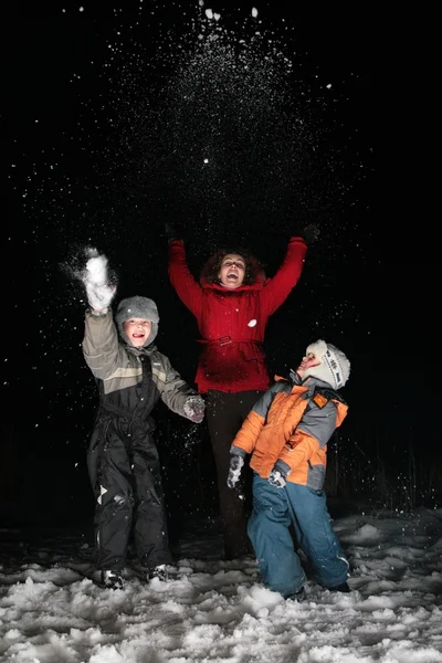 Children and mother throw snow in the night 2 — Stock Photo, Image