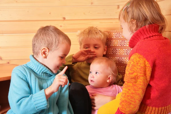 Crianças na sala de madeira — Fotografia de Stock