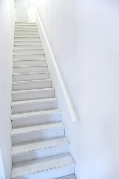 Узкая белая лестница — стоковое фото