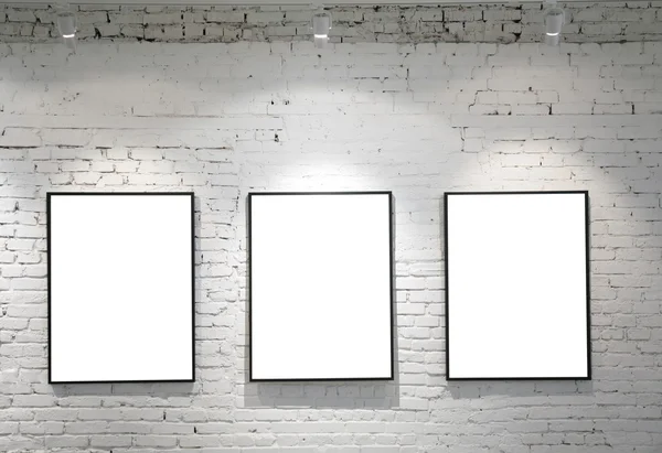 Tre telai su muro di mattoni — Foto Stock