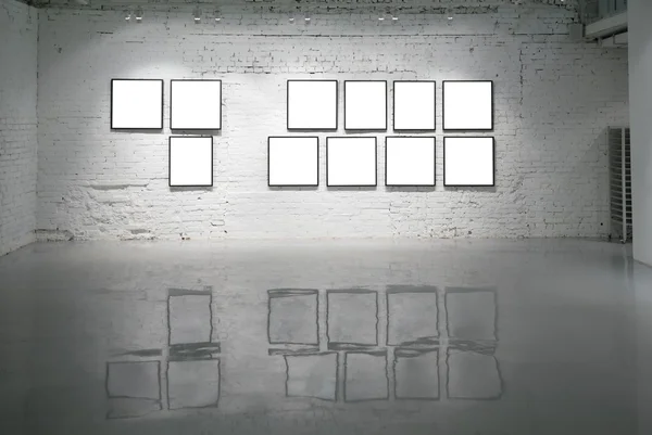 Rahmen an weißer Ziegelwand und Reflexionen auf dem Boden — Stockfoto