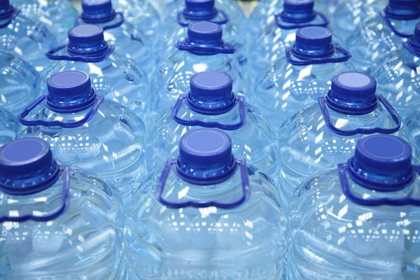 Garrafas de plástico de água — Fotografia de Stock