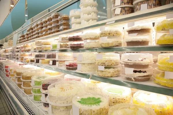 Κέικ και πίτες στο κατάστημα — Φωτογραφία Αρχείου