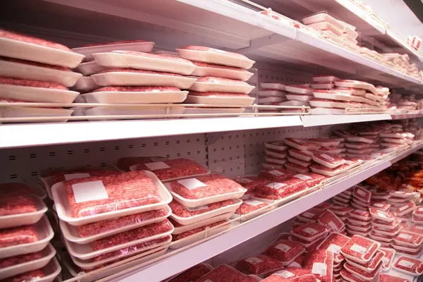 Prateleiras na loja com carne picada — Fotografia de Stock