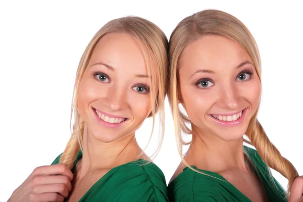 Chicas gemelas sonriendo de cerca —  Fotos de Stock