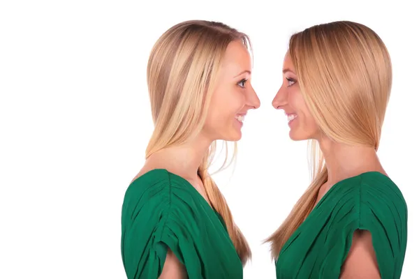 Zwillingsmädchen lächeln sich ins Gesicht — Stockfoto