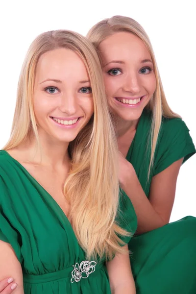 Chicas gemelas se enfrenta de cerca —  Fotos de Stock