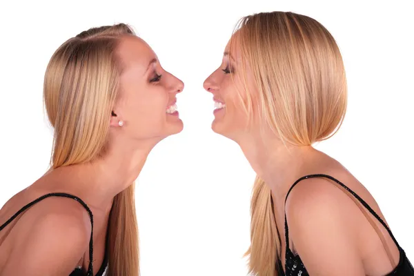 Meninas gêmeas cara a cara close-up — Fotografia de Stock