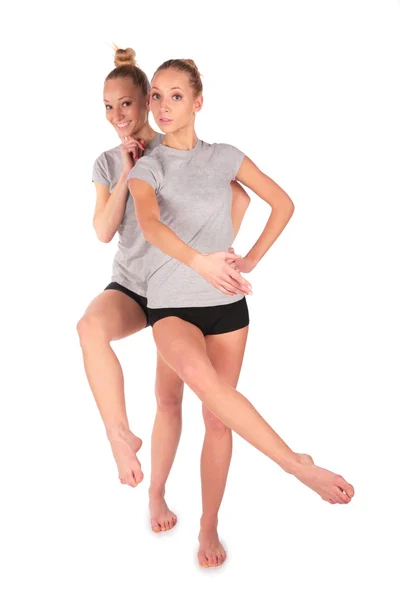 Δίδυμα κορίτσια αθλητισμού παρουσιάζουν εξισορρόπηση — Φωτογραφία Αρχείου