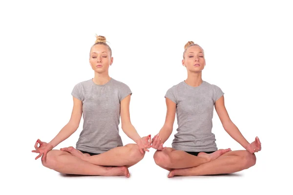 Twin sport meisjes mediteren — Stockfoto