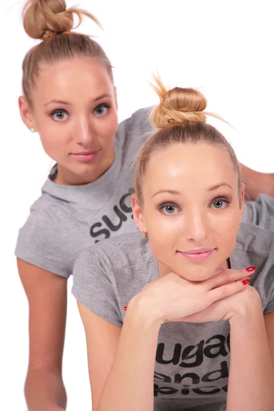 Twin sport meisjes poseren — Stockfoto
