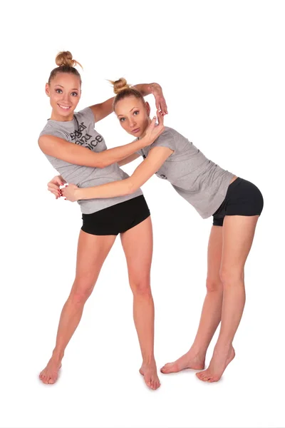 Twin sport niñas rodean unos a otros por las manos —  Fotos de Stock