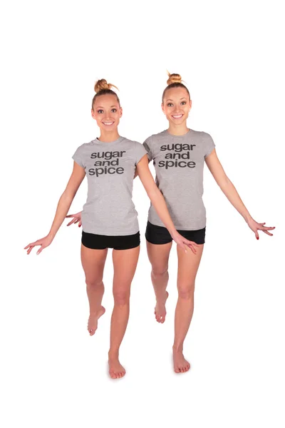 Twin sport meisjes stap voorwaarts — Stockfoto