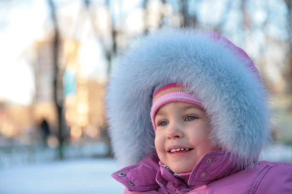 Malá holka onstreet v zimě — Stock fotografie