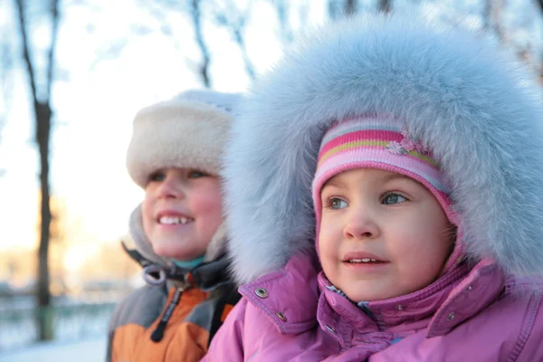 Mały chłopiec i dziewczyna na ulicy w zimie — Zdjęcie stockowe