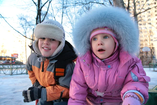 Little boy and girl on street in winter 2 — Zdjęcie stockowe