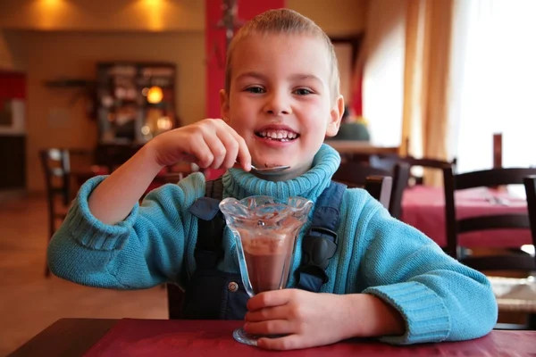 Мальчик ест шоколадный десерт 2 — стоковое фото