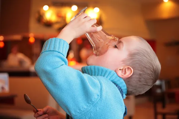 Fiú eszik csokoládé desszert 3 — Stock Fotó