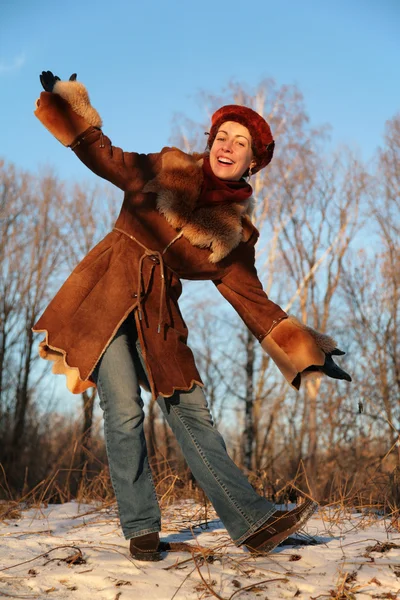 Giovane bella donna in posa all'aperto in inverno — Foto Stock