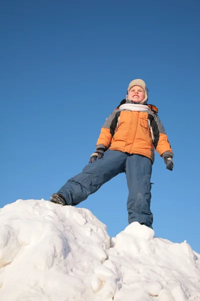 Ragazzo sta sulla collina di neve — Foto Stock