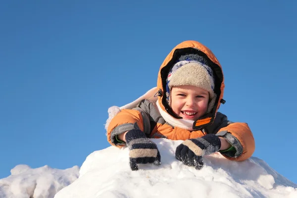 Παιδί βρίσκεται στο λόφο χιόνι — Φωτογραφία Αρχείου