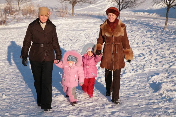 Två mammor med barn på promenad i vinter — Stockfoto
