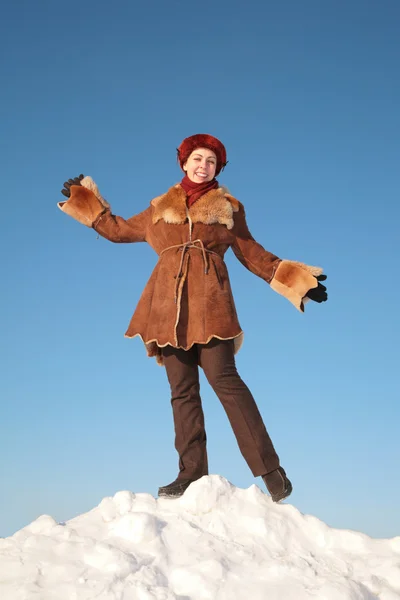 Bella giovane donna in posa sulla collina di neve — Foto Stock
