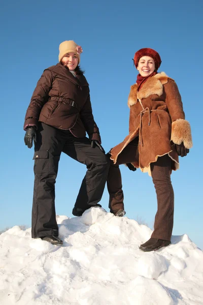 Dwa młoda kobieta na wzgórzu śnieg — Zdjęcie stockowe