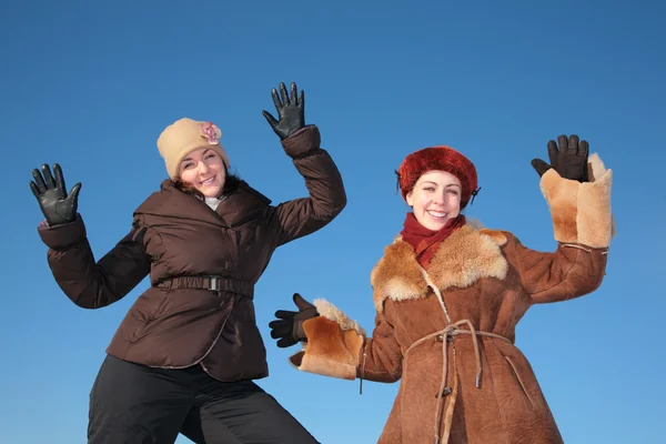Two young woman posing agains blue sky in winter — Stock Photo, Image