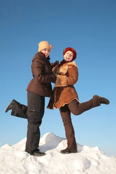 Dvě mladé ženy vystupují na snow hill — Stock fotografie