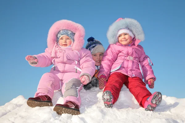 Tři děti ve sněhu — Stock fotografie