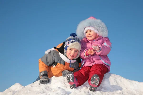 Двое детей на снежном холме — стоковое фото