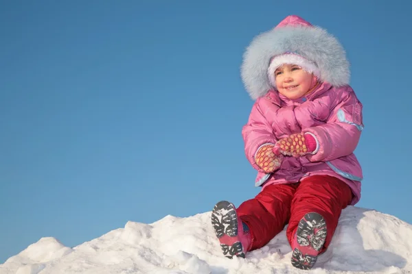 Child sit on snow hill 2 — Stock Photo, Image