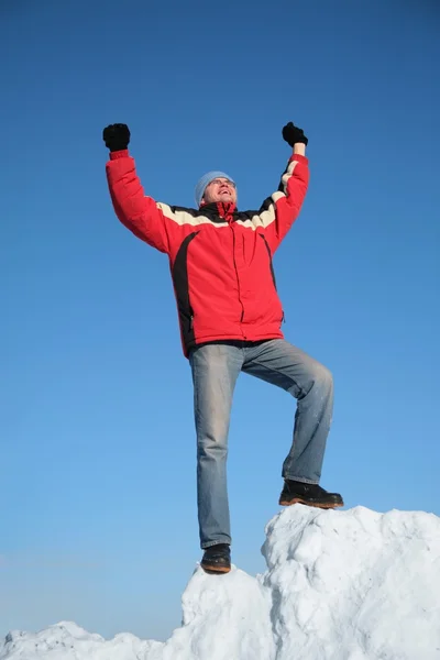 Hombre de chaqueta roja en la cima de la colina de nieve — Foto de Stock