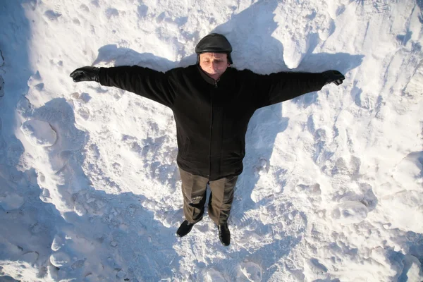 Starší muž na sněhu zdi — Stock fotografie