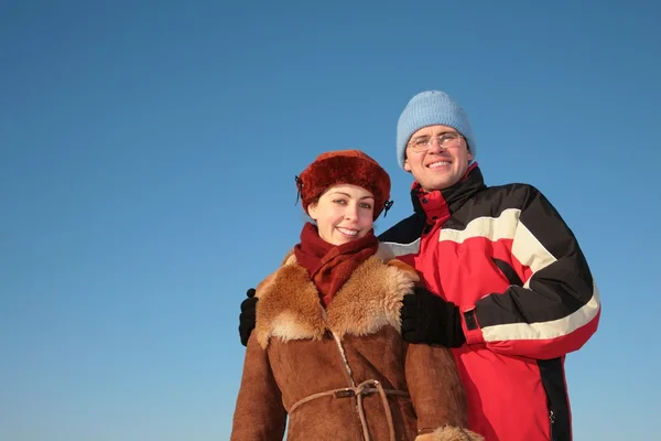 Casal contra fundo céu azul no inverno 2 — Fotografia de Stock