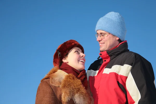 Paar tegen blauwe hemelachtergrond in de winter 3 — Stockfoto