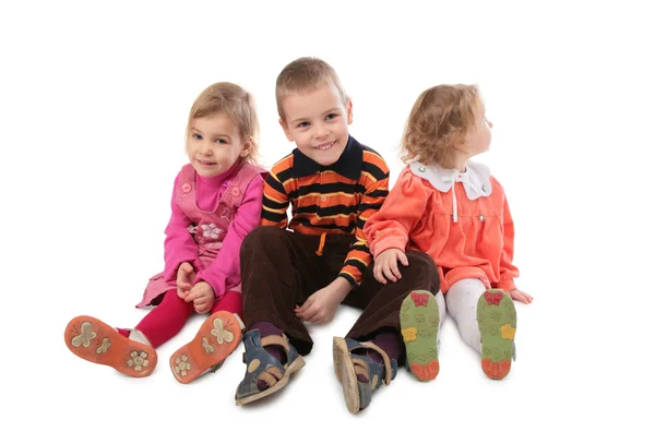 Três crianças sentadas — Fotografia de Stock