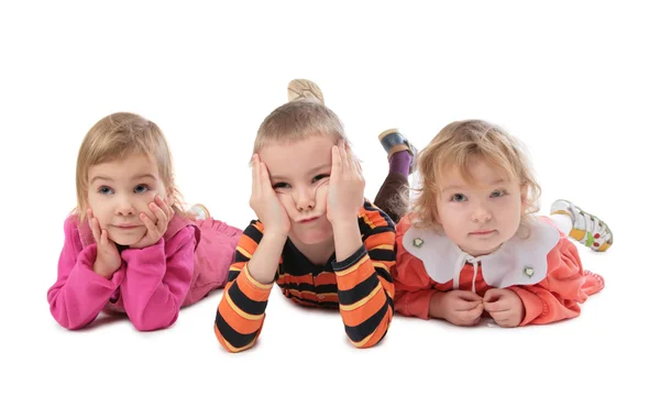 Drie kinderen liegen — Stockfoto